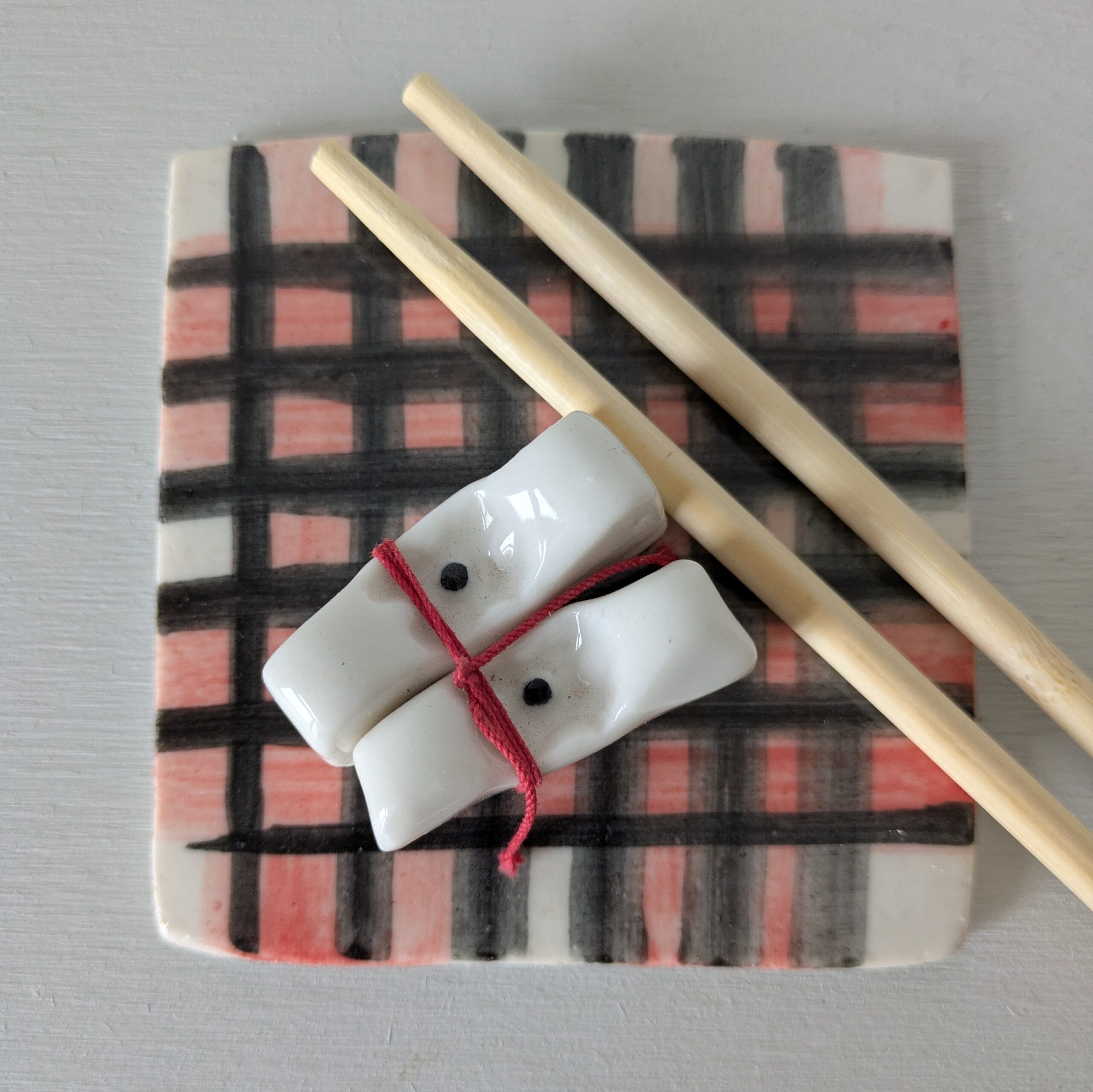 Sushiset MINI-Platte plus zwei Stäbchenbänke, rotschwarz kariert NR I